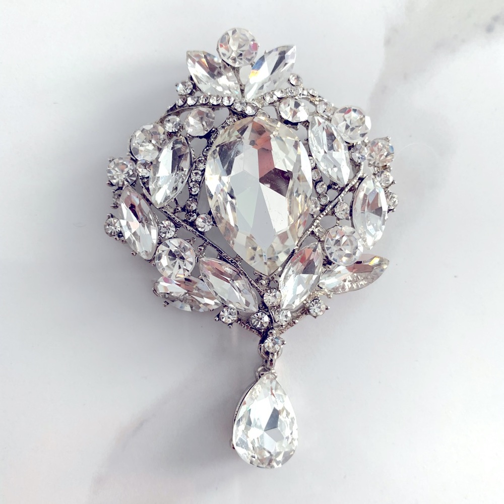 2 Vintage British style crystal brooches bundle
